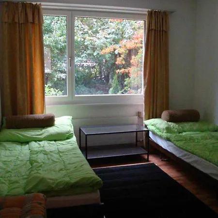 In Leafy Suburb Apartamento *