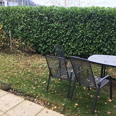 In Leafy Suburb Apartamento