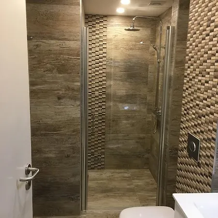 In Leafy Suburb Apartamento