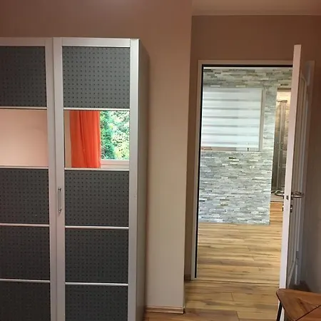 In Leafy Suburb Apartamento